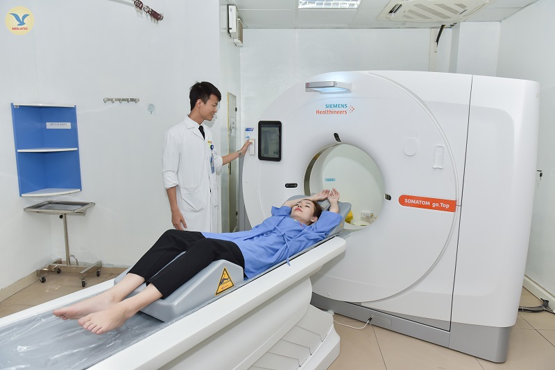 Chụp CT và MRI khu vực tiểu khung để đánh giá mức độ lan rộng của khối u, hạch chậu, hạch bẹn